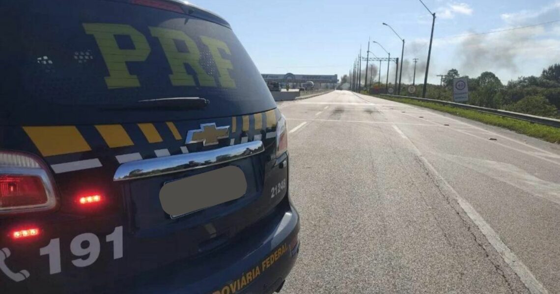 Caminh O Tomba E Pega Fogo Na Br Levando Morte Do Motorista