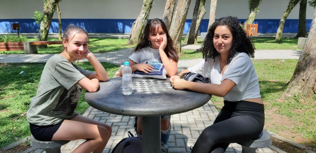 Comunidade Aproveita Bosque Revitalizado No Jardim Paulista Um Grupo De Amigas Ambas Com 14 Anos Aproveita A Estrutura Do Bosque Comunidade Aproveita Bosque Revitalizado No Jardim Paulista