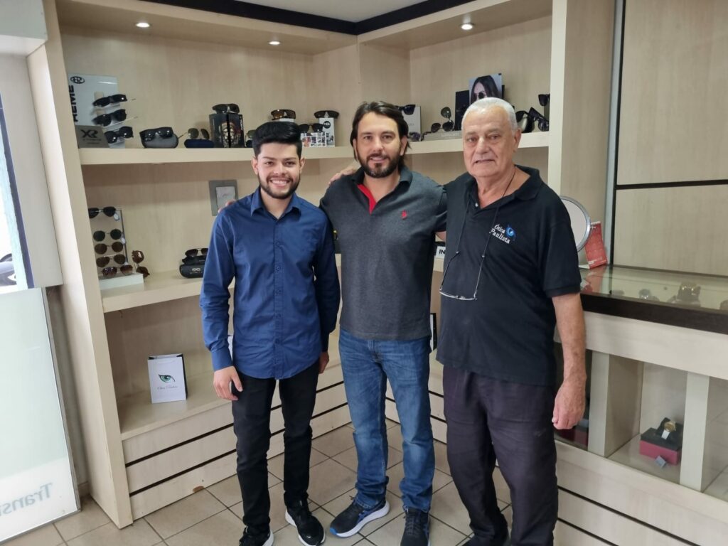 Pioneira Em Campina, Ótica Paulista Completa 24 Anos De Existência A Loja Recebeu A Visita Do Secretario De Industria E Comercio Venicio Ferreira. Na Foto Tambem O Fulano De Tal Esq. E Jair Valachinski Dir. Pioneira Em Campina, Ótica Paulista Completa 24 Anos De Existência