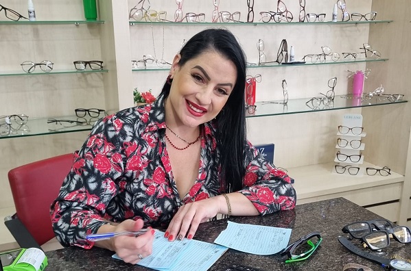 Pioneira Em Campina, Ótica Paulista Completa 24 Anos De Existência Ha 14 Anos Janaina Pereira E A Profissional Responsavel Pelo Atendimento Pioneira Em Campina, Ótica Paulista Completa 24 Anos De Existência