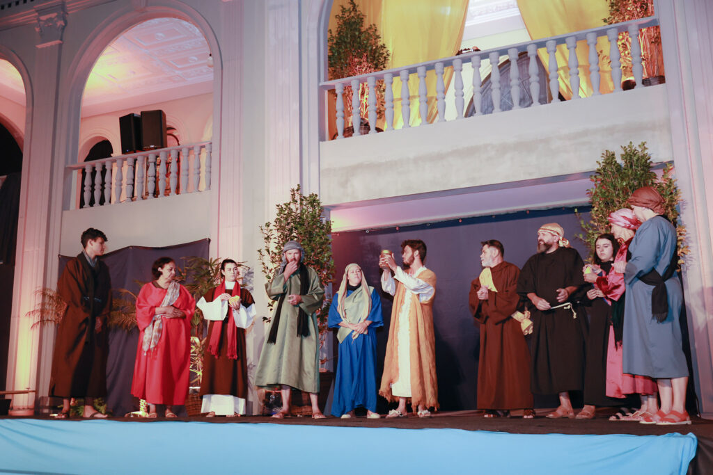 Espetáculo Da Paixão De Cristo Apresenta Inovação E Destaca Participação Feminina A Tradicional Cena Da Santa Ceia Teve A Inclusao De Seis Mulheres Apostolas Espetáculo Da Paixão De Cristo Apresenta Inovação E Destaca Participação Feminina