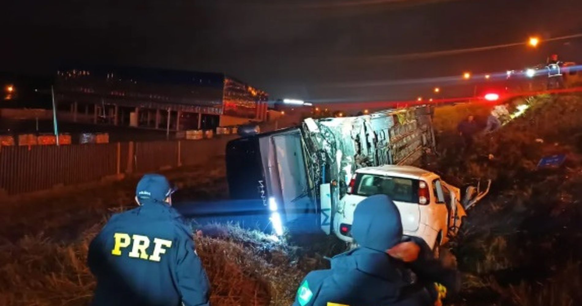 Acidente entre carro e ônibus deixa mortos e feridos na BR-116