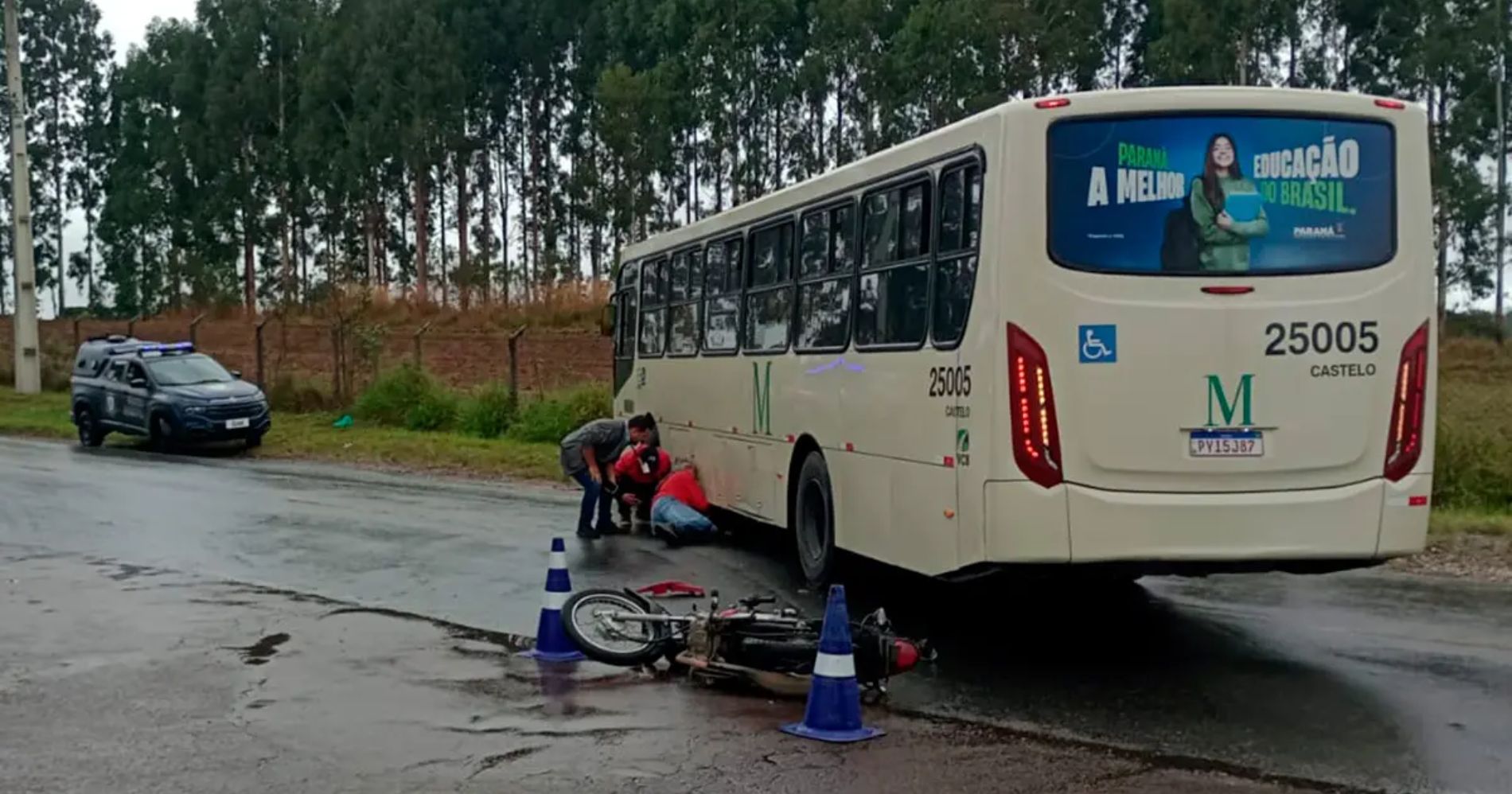 Motociclista vai parar embaixo de ônibus após colisão em Quatro Barras