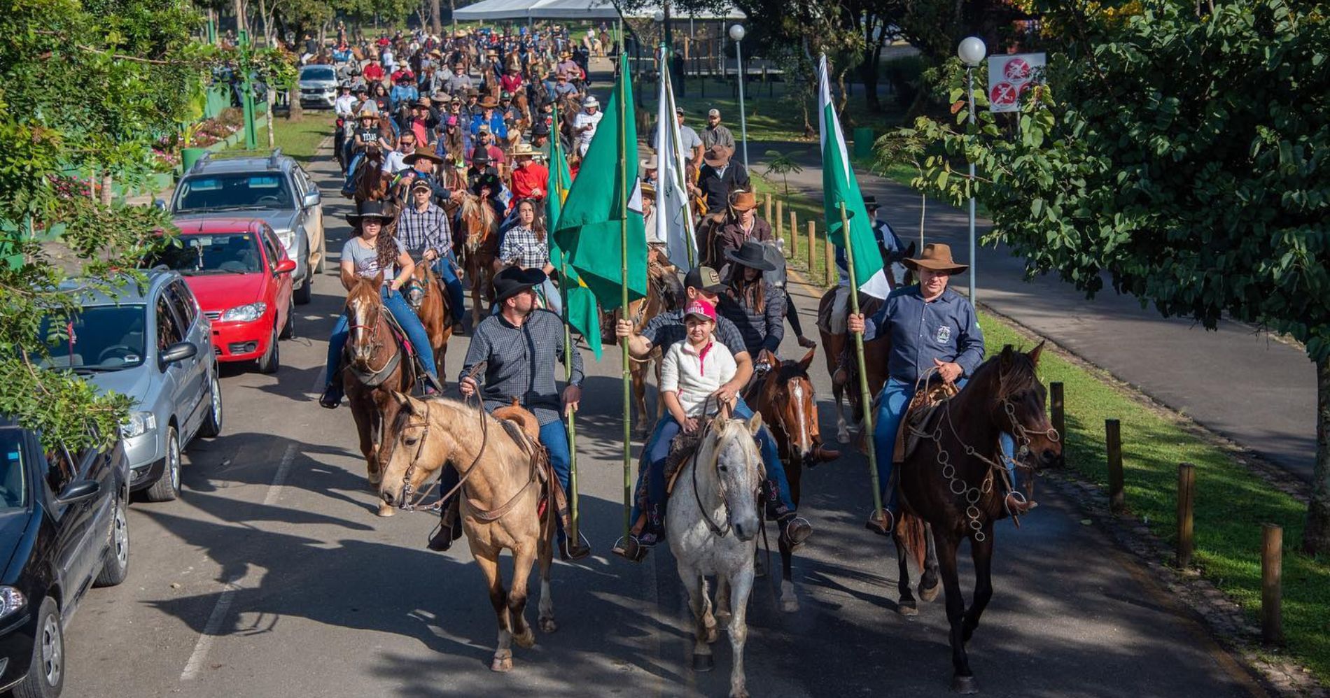 Segunda Cavalgada Solidária de Colombo atrai multidão no Parque Municipal da Uva