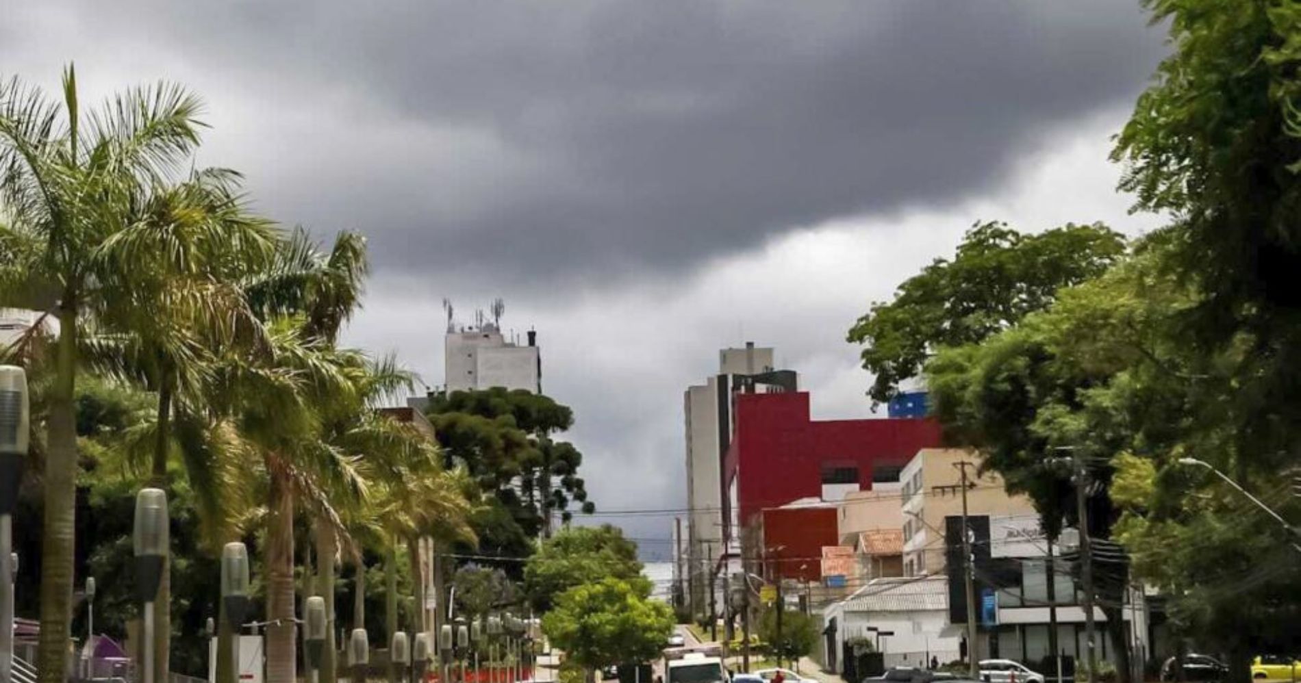 Sol predomina em Curitiba, mas chuva se aproxima