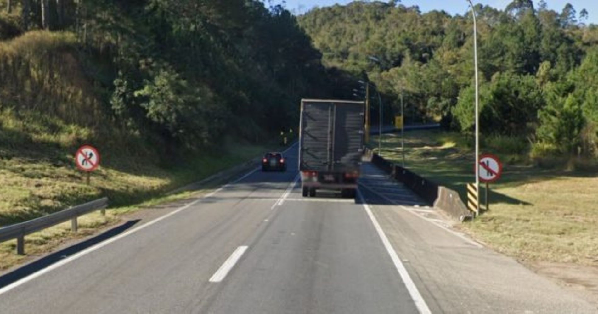 Carreta colide em barreira e condutor morre na BR-116 em Campina Grande do Sul