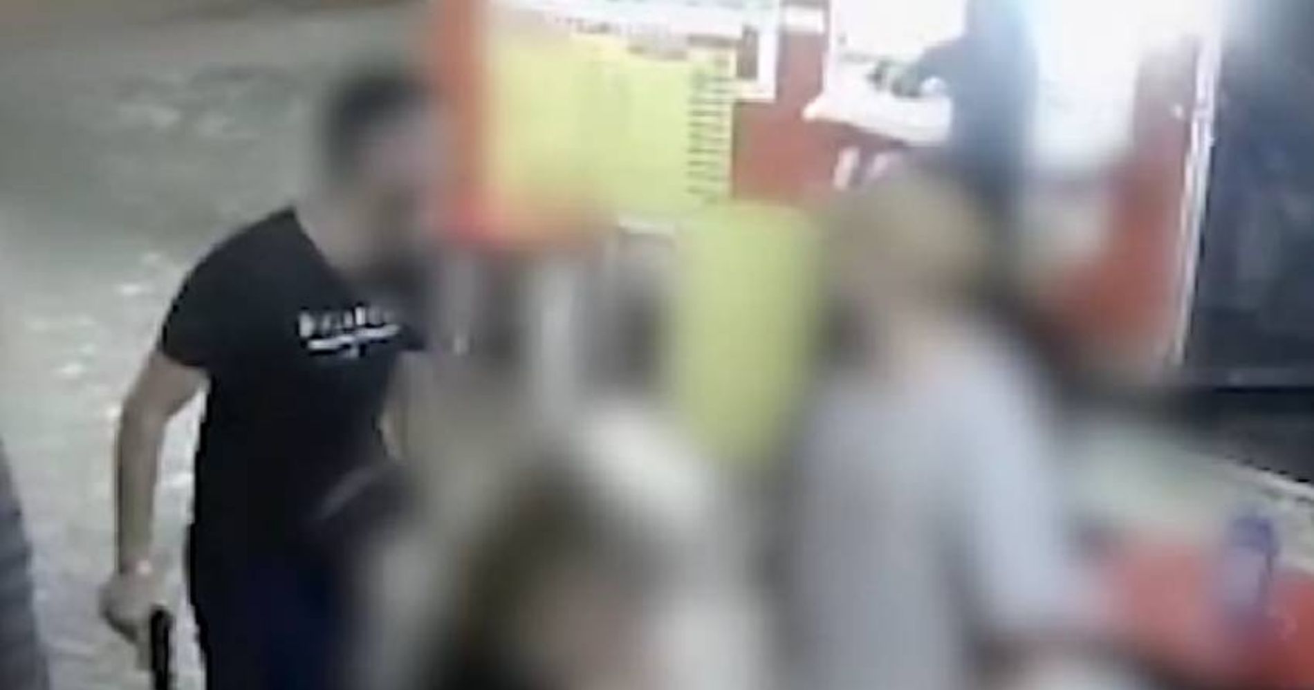 Cliente é agredido durante briga em trailer de hot-dog; confira o vídeo