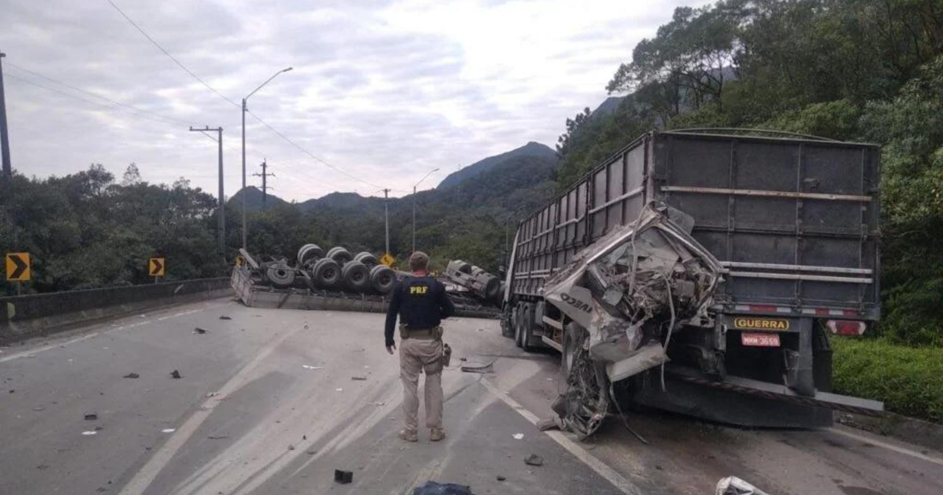 Colisão entre dois caminhões interdita a BR-376 em Guaratuba, Paraná