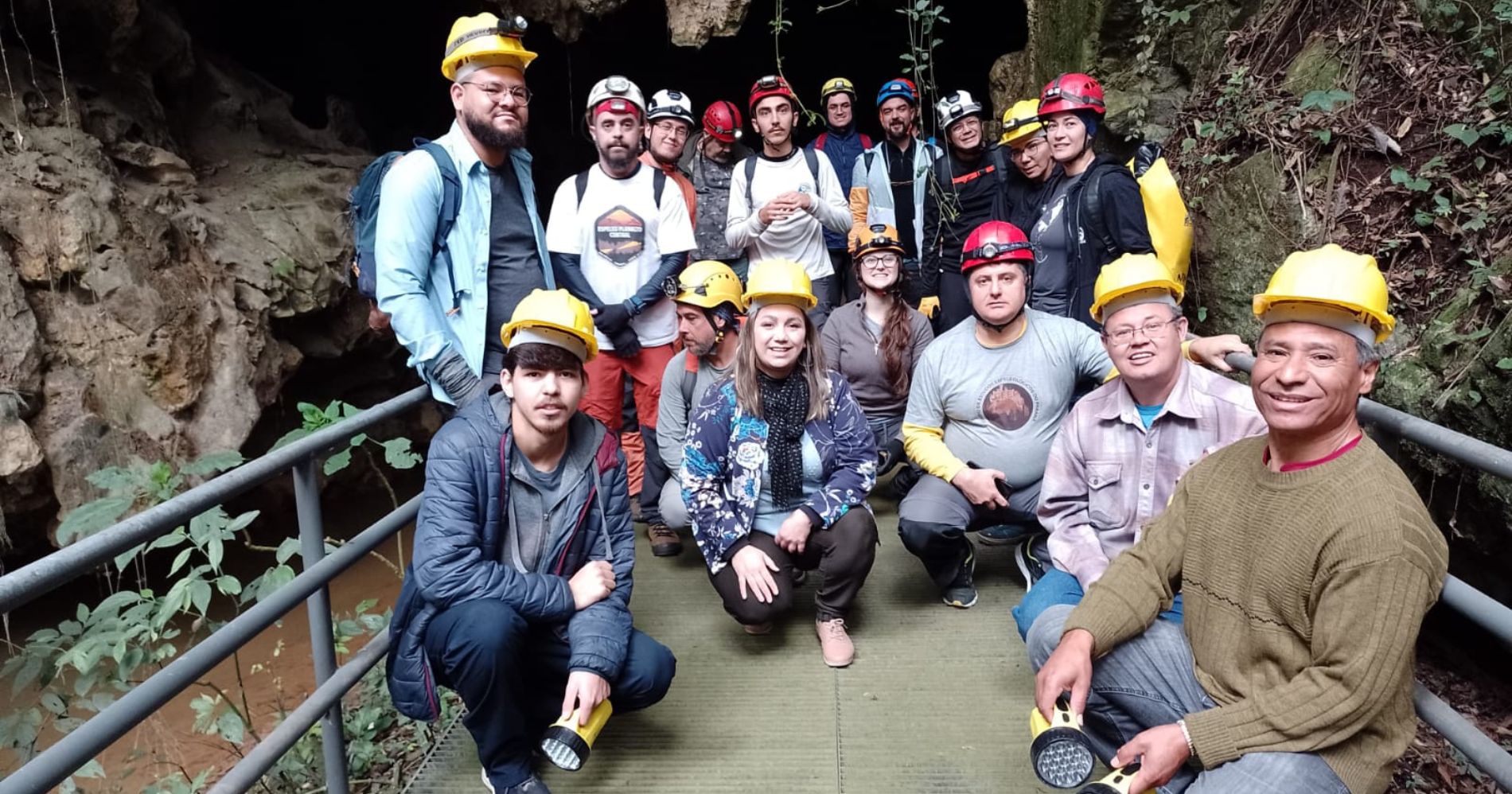 Visita técnica na Gruta de Bacaetava é realizada por especialistas em Cavernas durante o 37º Congresso Brasileiro de Espeleologia