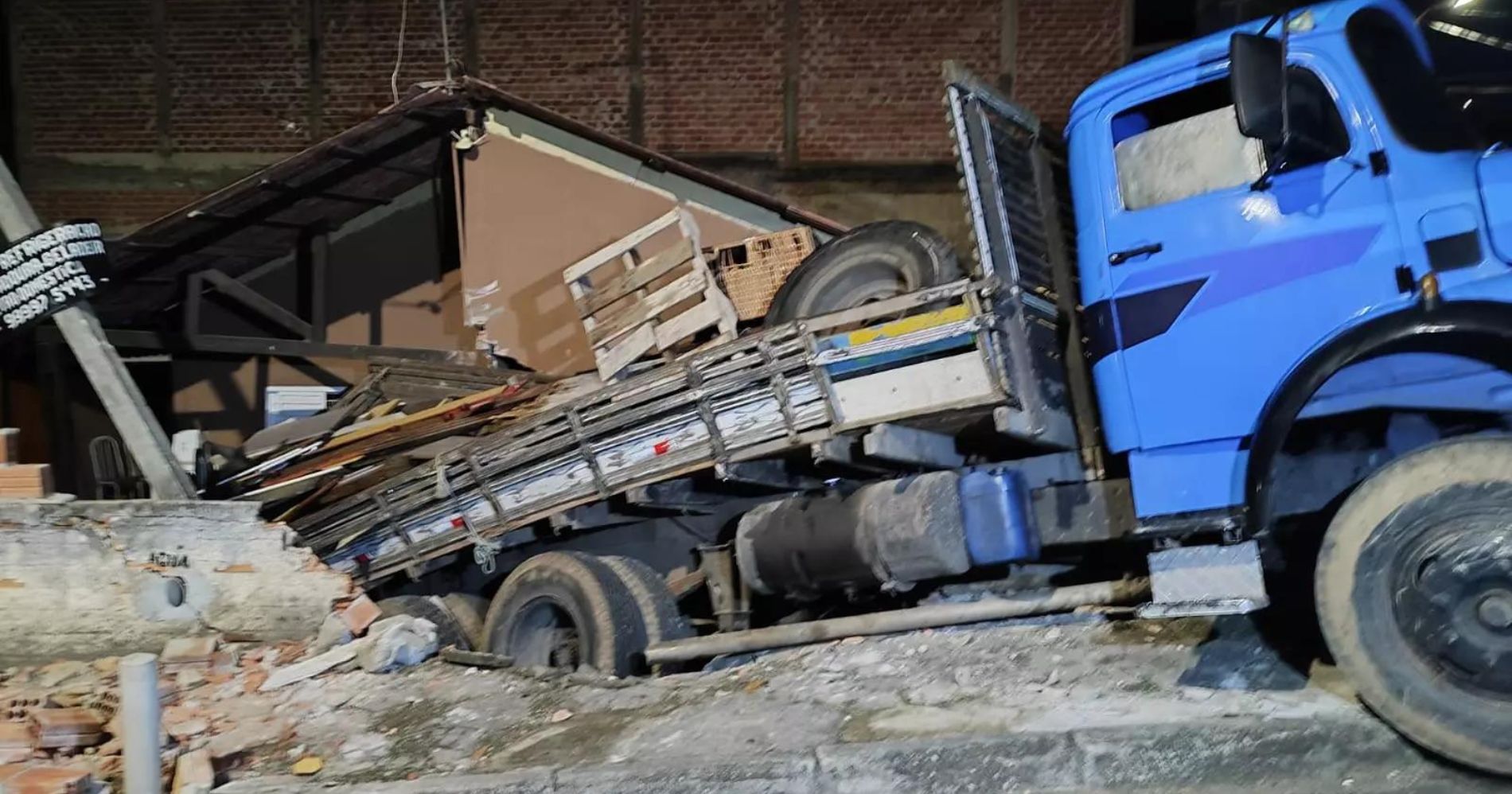 Caminhão tem falha mecânica em subida, invade residência e causa susto em família em Curitiba