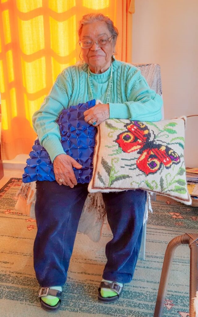 Aos 88 Anos, 'Dona Gegê' Transforma Tecidos Em Obras De Arte Dona Geralda Se Orgulha Em Mostrar As Almofadas De Ponto Cruz E Croche Produzidas Por Ela Aos 88 Anos, 'Dona Gegê' Transforma Tecidos Em Obras De Arte
