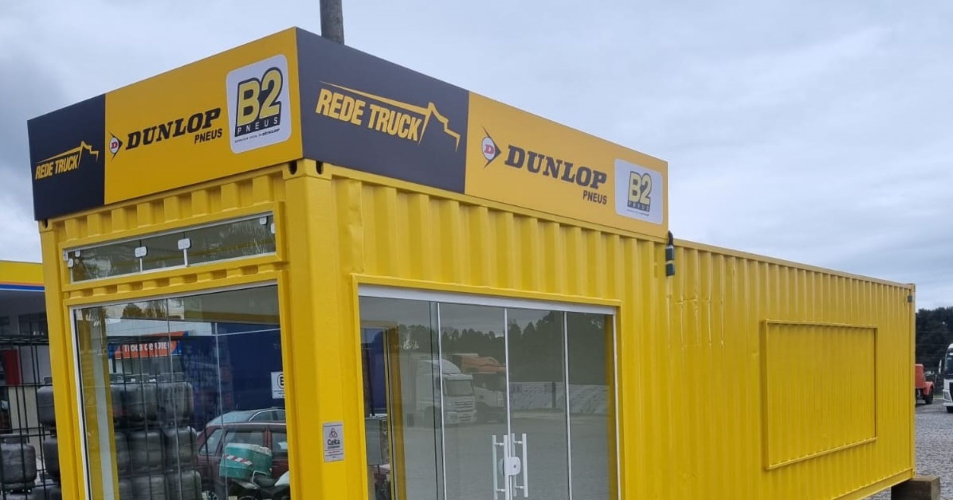 Dunlop Pneus prepara container de vendas em Quatro Barras