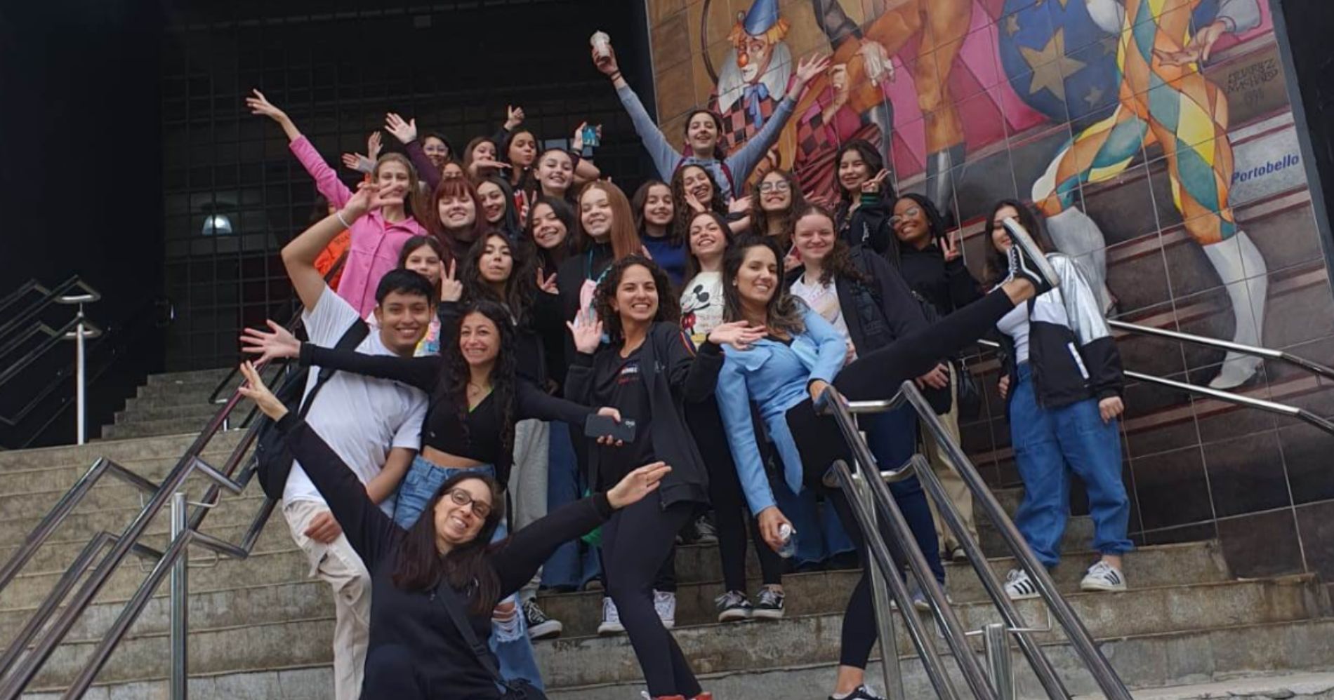 Grupo da Escola de Dança de Pinhais visita o Festival de Dança de Joinville