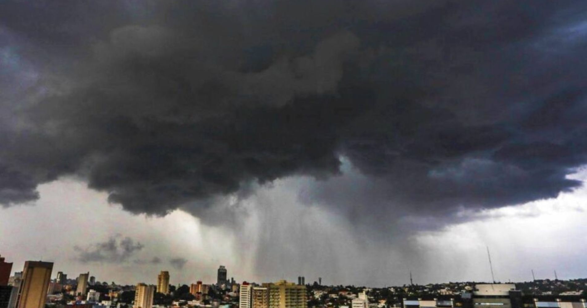 Inmet emite alerta para pontecial tempestade nesta quinta-feira (24) em Curitiba