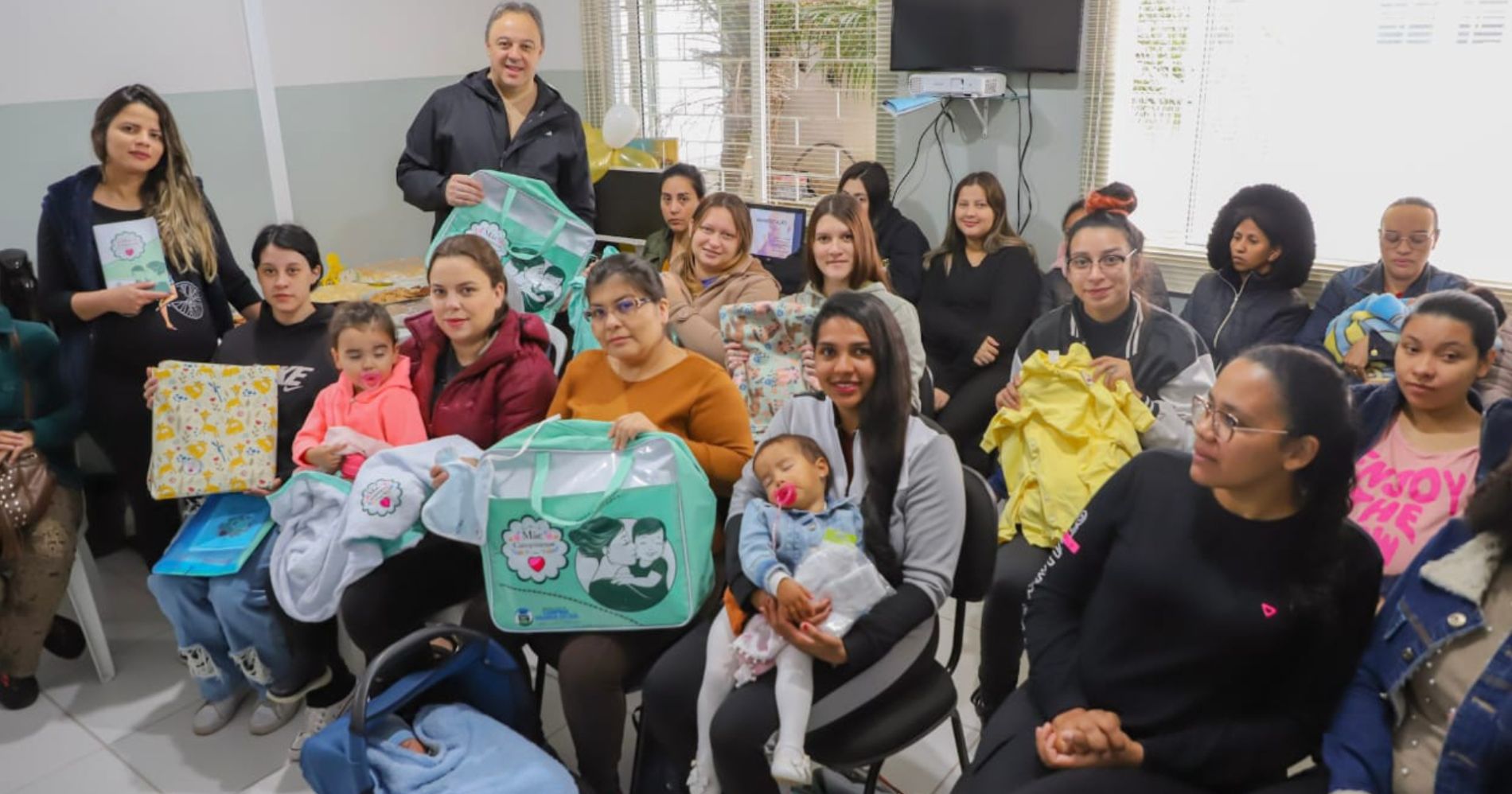 Prefeito Bihl Zanetti distribui kits do programa mãe campinense na Unidade Básica de Saúde do Santa Rosa