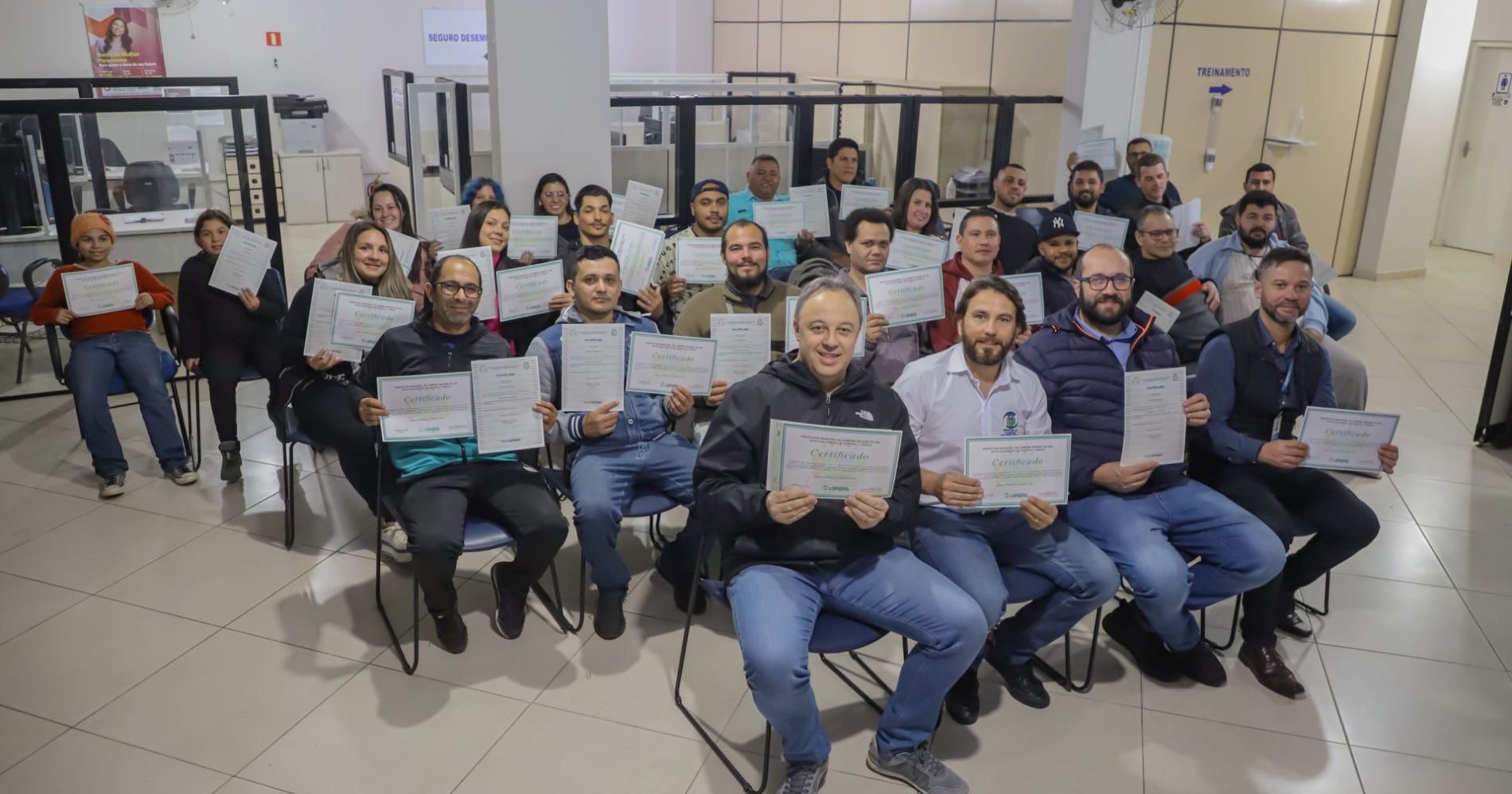Programa Qualifica Campina entrega certificados de curso de Mecânica Básica para Manutenção pela Prefeitura