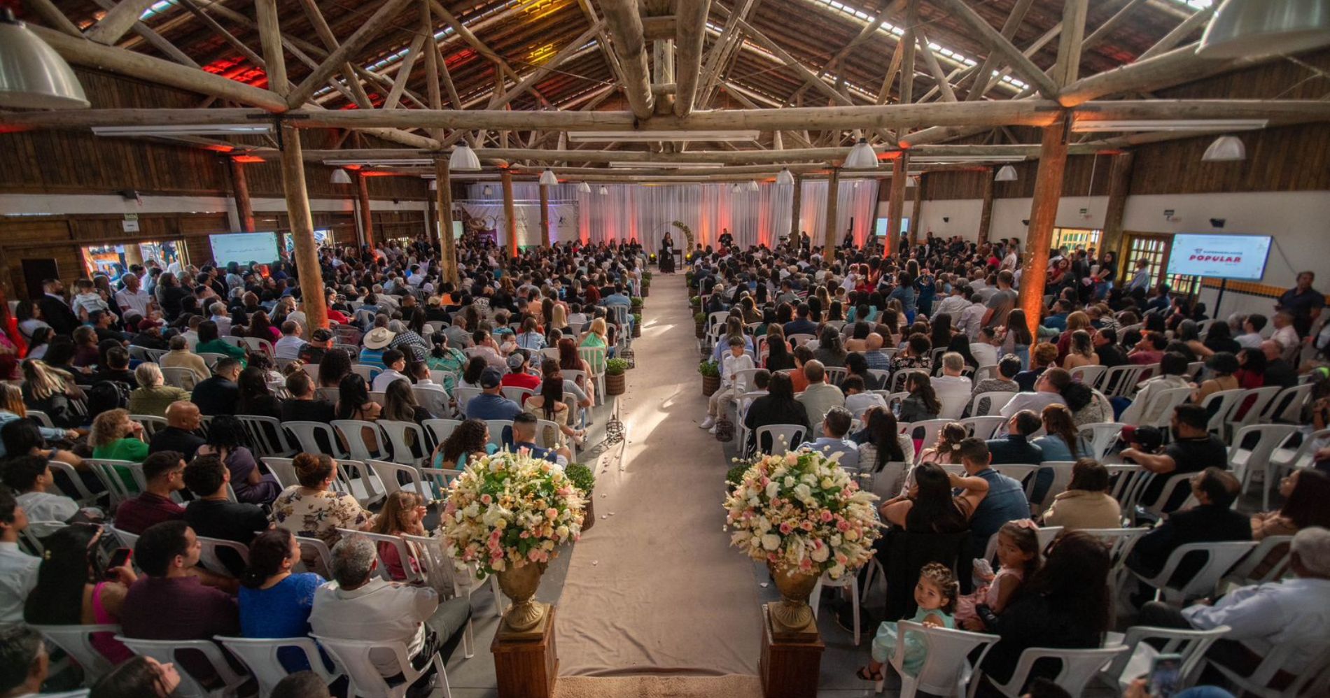 Casamento coletivo oficializa a união de 133 casais em Colombo