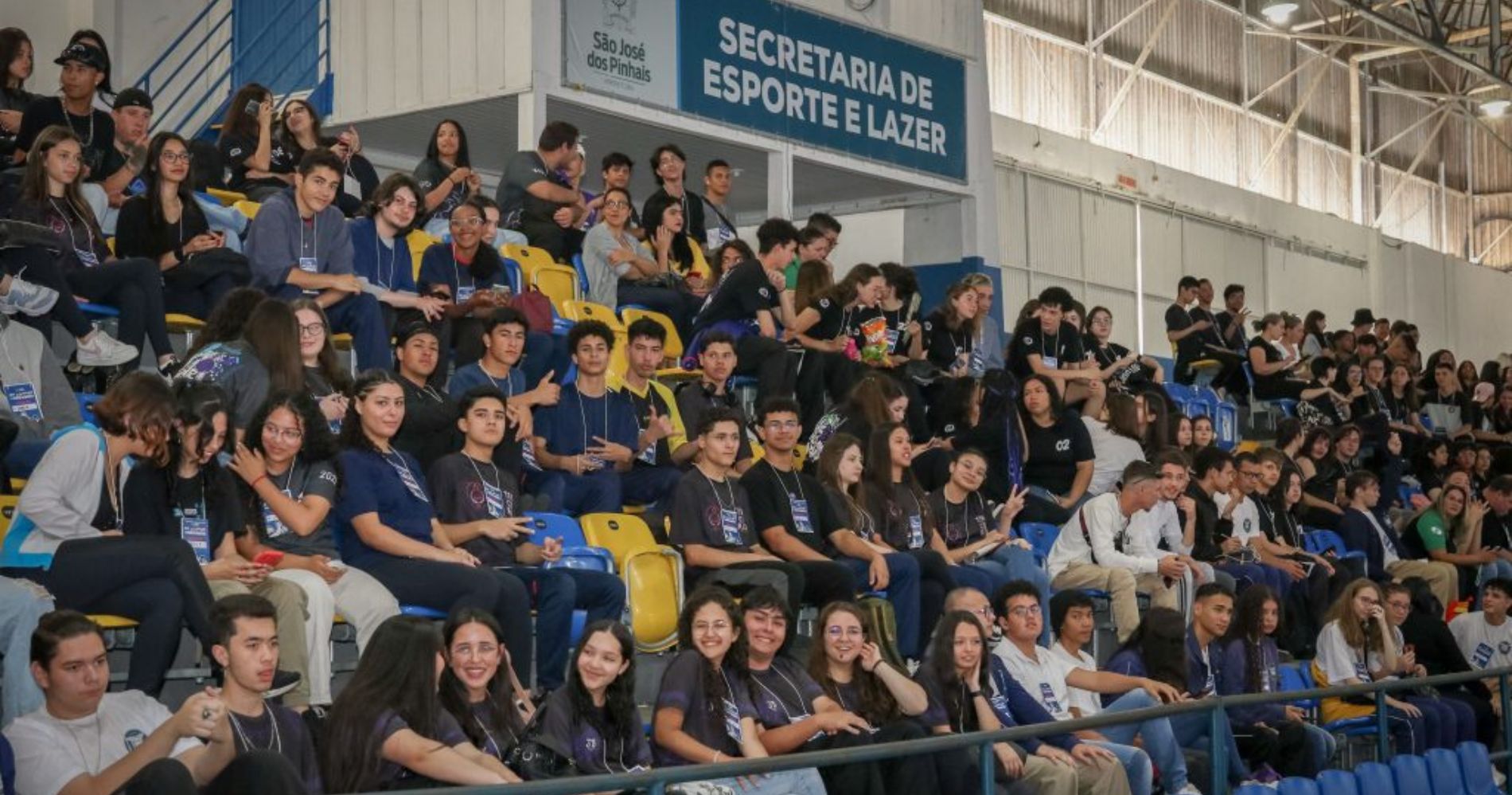 Estudantes participam da abertura do evento "Juventudes em Movimento" no Centro de Esporte e Lazer Ney Braga
