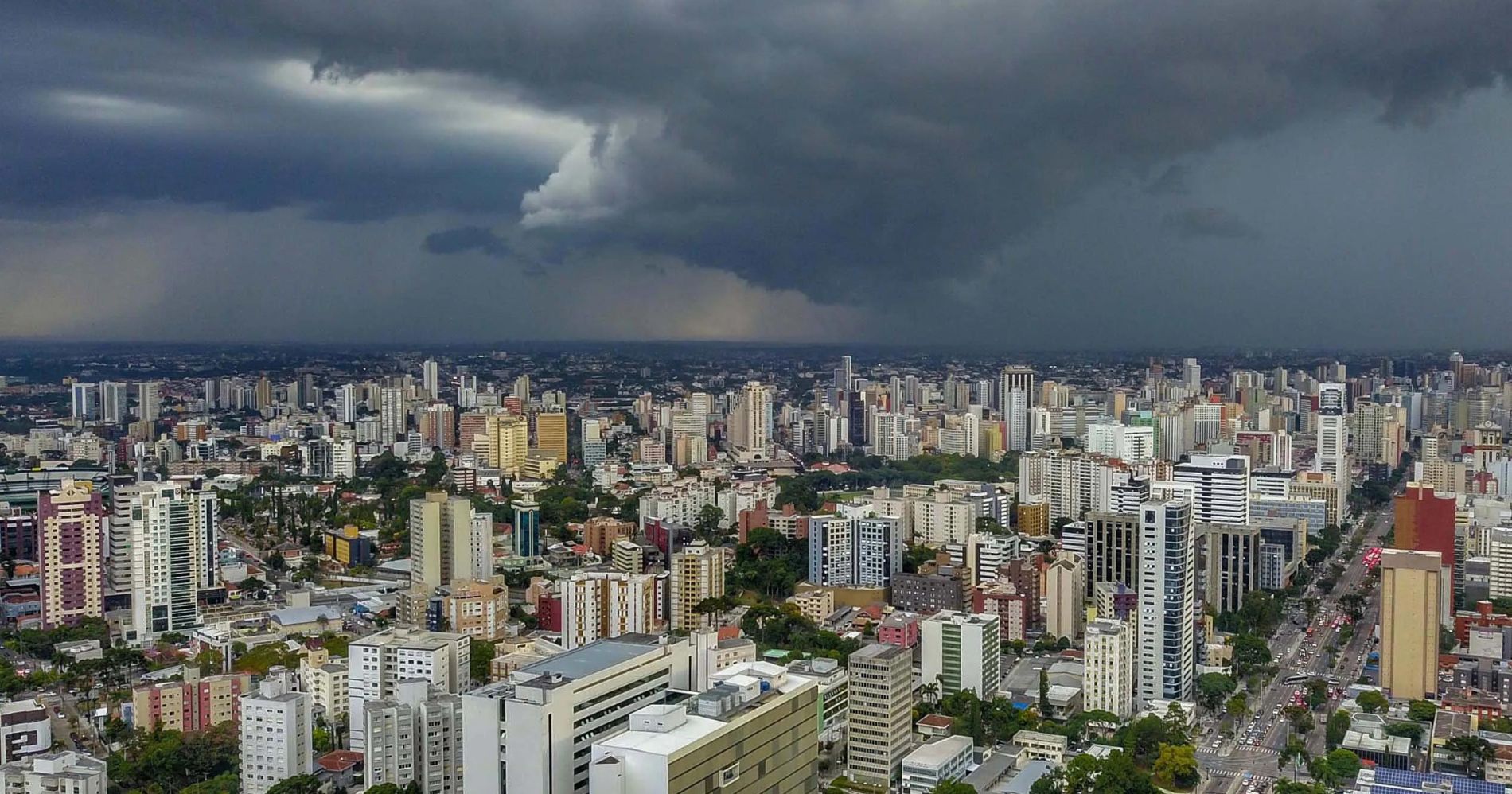 Frente fria aumenta risco de temporais no Paraná nesta segunda-feira (4)