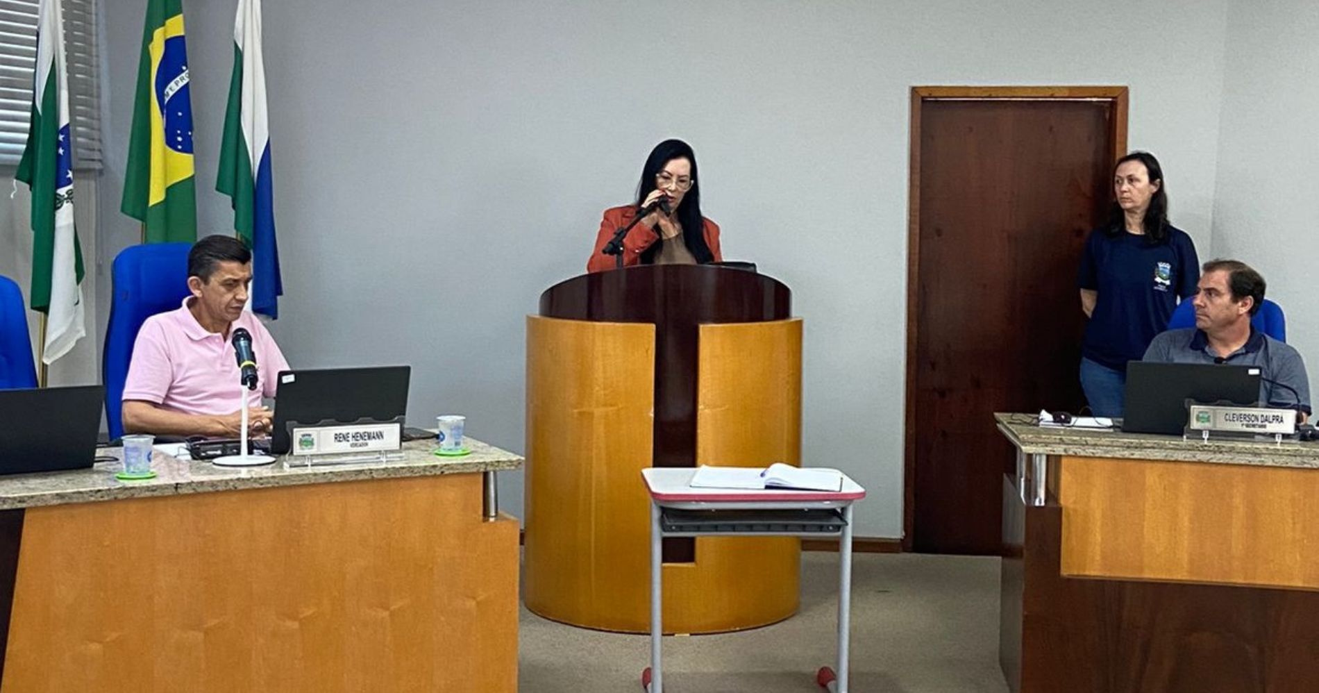 Professora Rosimeri toma posse como vereadora suplente em Campina Grande do Sul