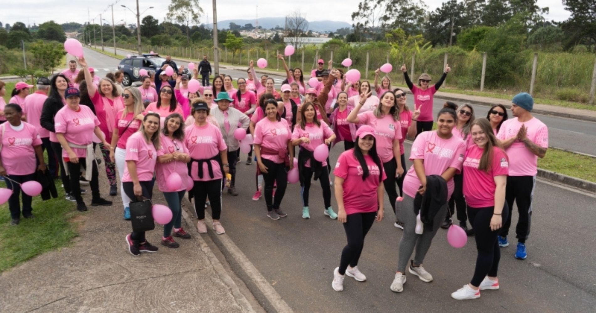 Caminhada no Menino Deus mobiliza mais de 100 participantes em apoio ao Outubro Rosa