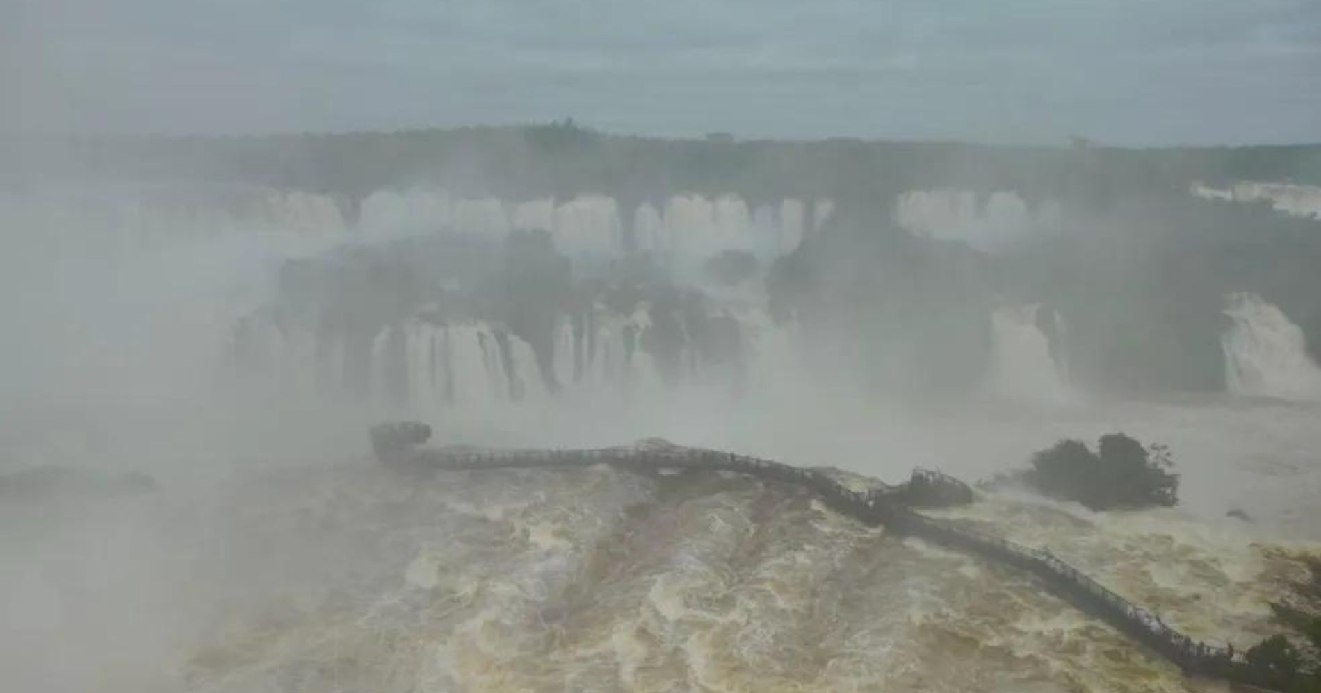 Cataratas do Iguaçu registram a segunda maior vazão desde o início do monitoramento automático, de acordo com a Copel; passarela no parque não está disponível