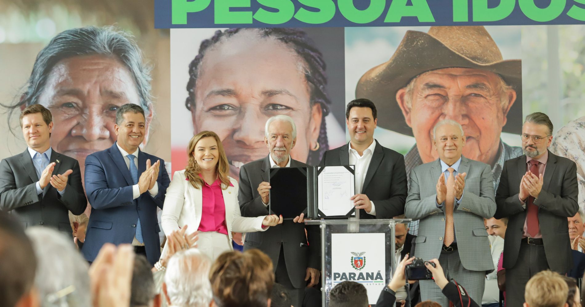Ratinho Junior sanciona lei que garante a gratuidade das passagens e revela programas para os idosos