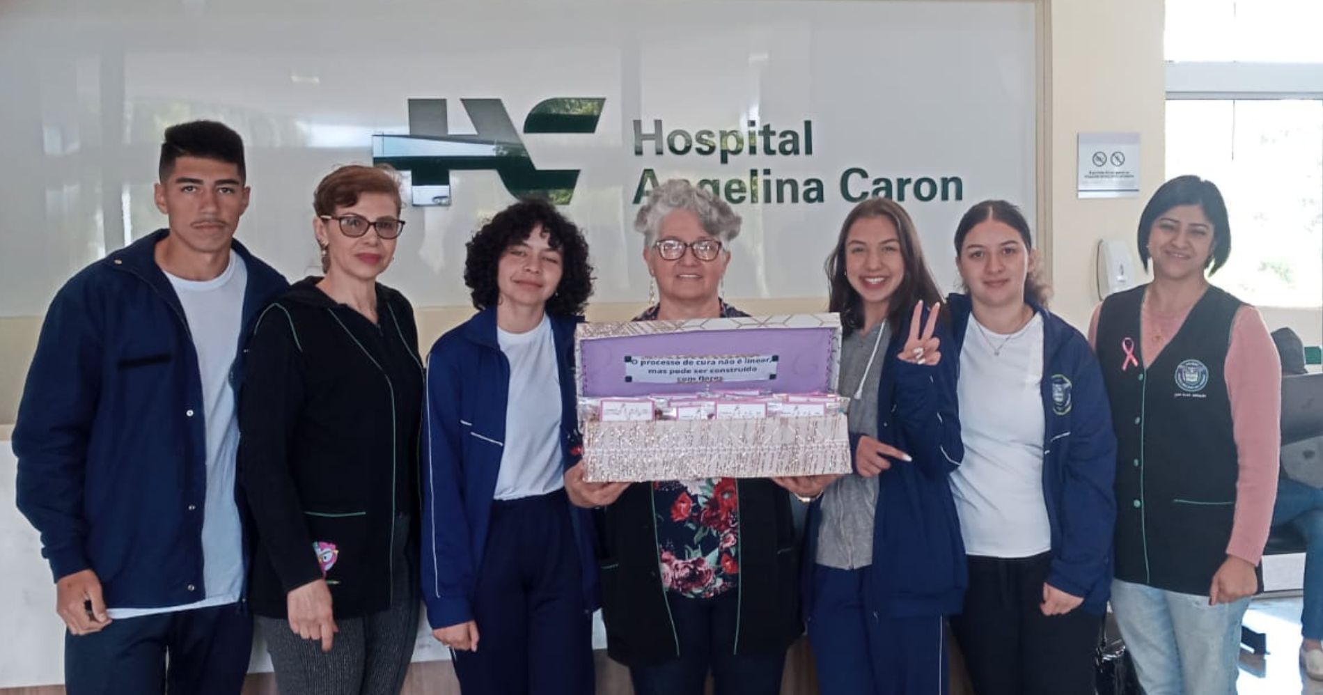 Alunos e professoras do Elias Abrahão entregam lenços às pacientes da Oncologia do Hospital Angelina Caron