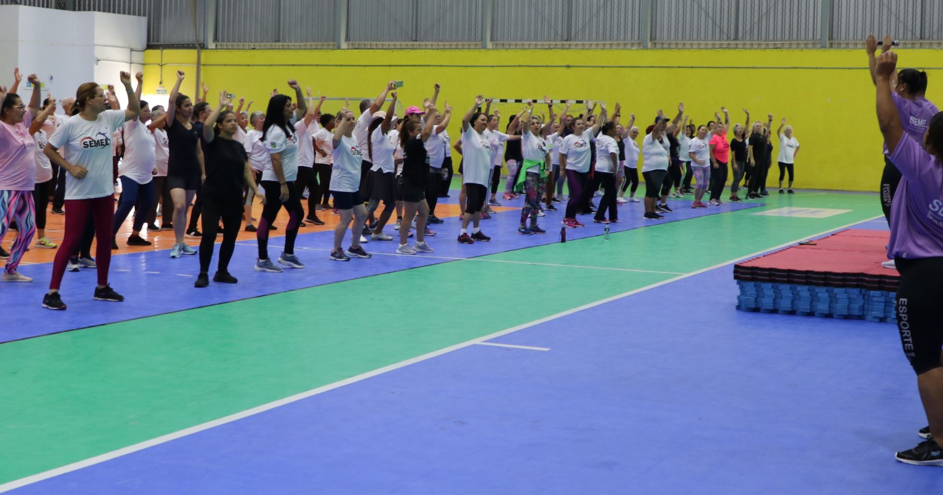 Aulão de ginástica mobilizou 250 pessoas em iniciativa dos 21 Dias de Ativismo pelo Fim da Violência Contra as Mulheres
