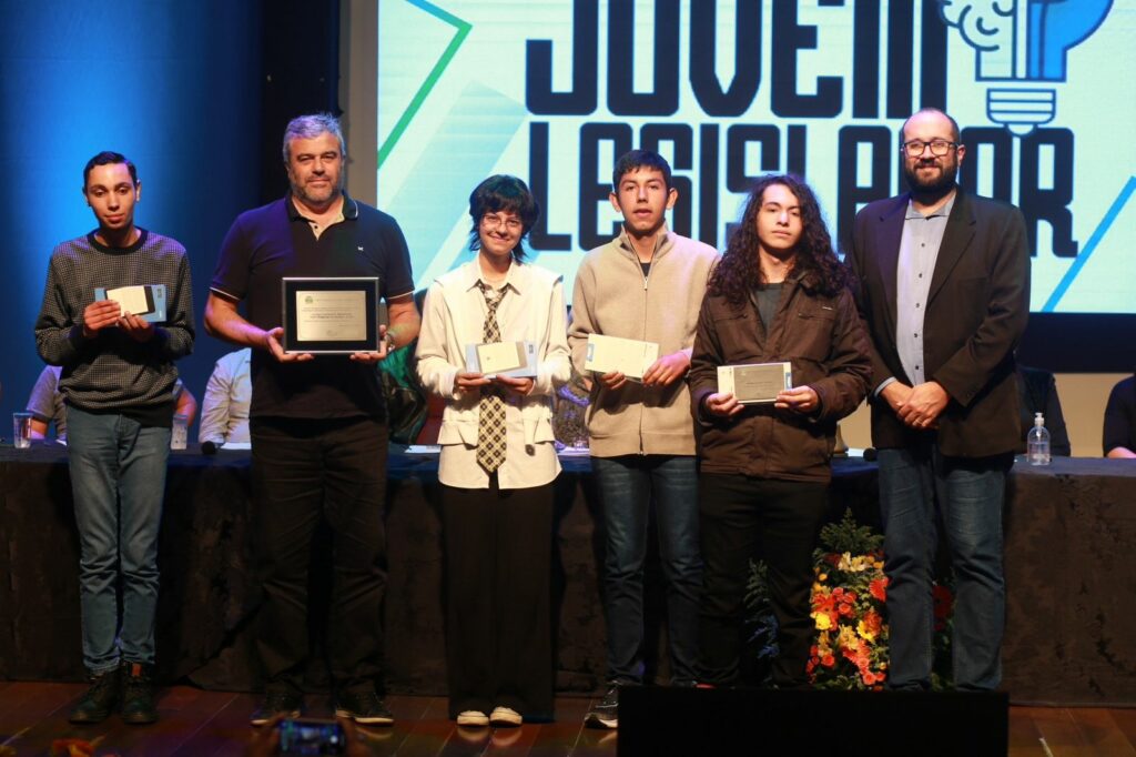 Estudantes Do Ivan, Danilo Zanona E Terra Boa Têm Projetos Premiados No Programa Jovem Legislador Colegio Ivan Ferreira Conquistou O 1O Lugar Com Projeto Voltado A Saude Mental. Na Foto O Professor Orientador O Diretor Os Alunos E O Vereador Felipe Veiga Estudantes Do Ivan, Danilo Zanona E Terra Boa Têm Projetos Premiados No Programa Jovem Legislador