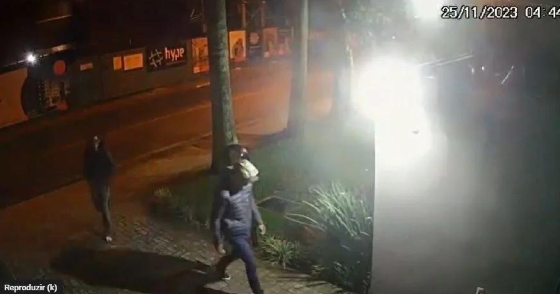 Dupla arromba portões e furta bicicletas em edifício de Curitiba; câmera de segurança filmou tudo