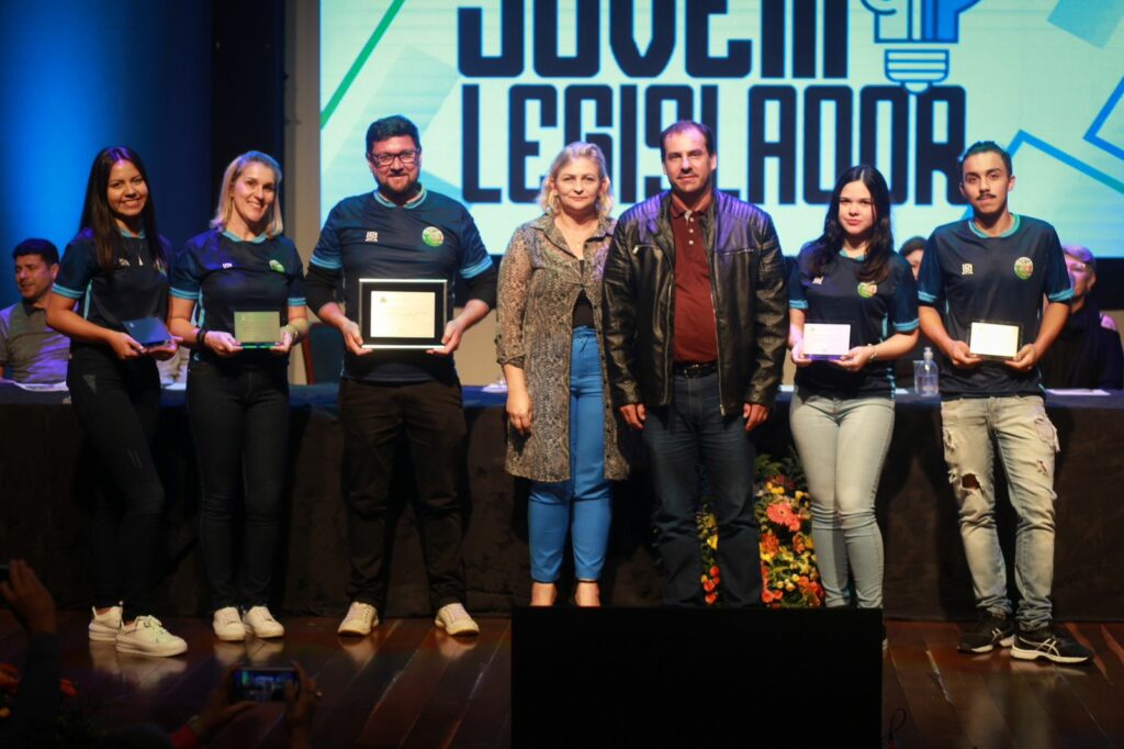 Estudantes Do Ivan, Danilo Zanona E Terra Boa Têm Projetos Premiados No Programa Jovem Legislador O 2O Lugar Ficou Com O Colegio Danilo Zanona Com O Projeto De Recuperacao Das Margens Do Capivari. Na Foto Os Alunos A Professora Orientadora O Diretor A Vice Prefeita Belenice Koffke E O Vere Estudantes Do Ivan, Danilo Zanona E Terra Boa Têm Projetos Premiados No Programa Jovem Legislador
