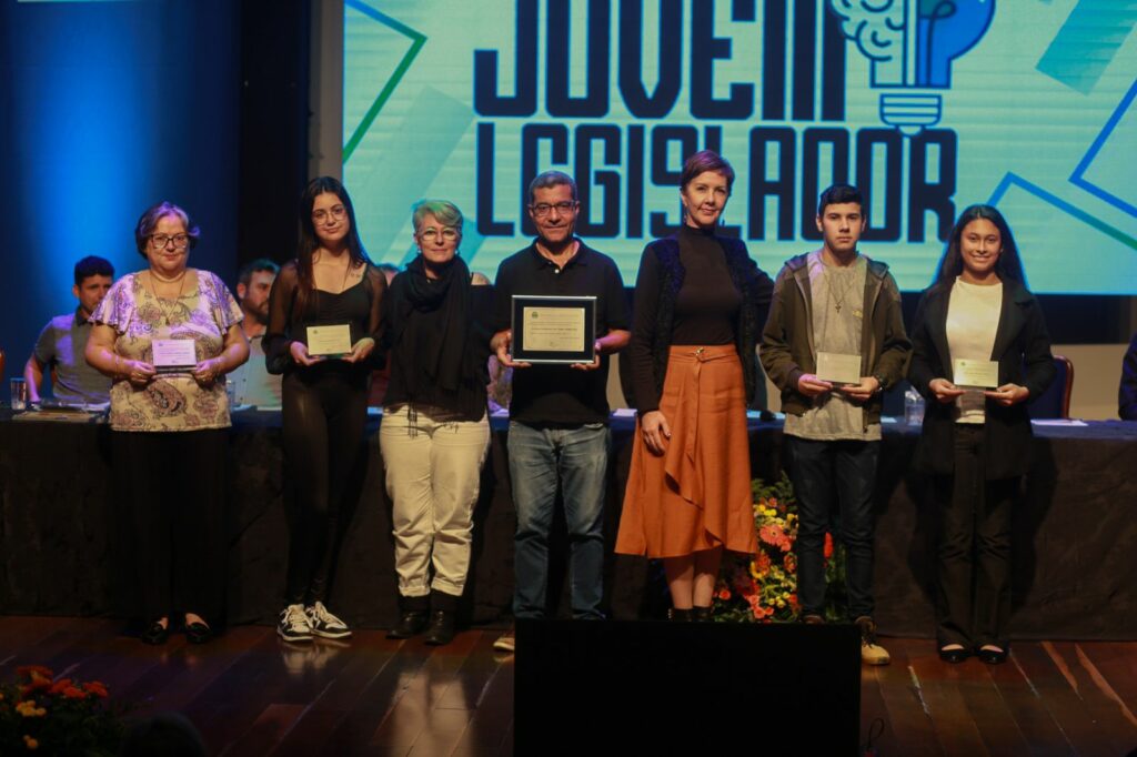 Estudantes Do Ivan, Danilo Zanona E Terra Boa Têm Projetos Premiados No Programa Jovem Legislador Projeto De Empregabilidade Levou O Colegio Do Terra Boa A Ser O 3O Colocado. Na Foto A Professora Orientadora Os Alunos E O Diretor Entre A Vereadora Carol Mascarenhas E A Juiza Paula Priscila C Estudantes Do Ivan, Danilo Zanona E Terra Boa Têm Projetos Premiados No Programa Jovem Legislador