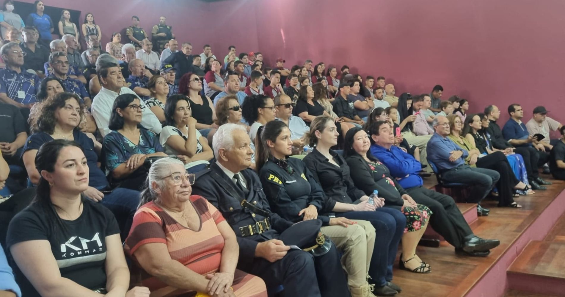 Sessão solene de 31 anos de Tunas do Paraná é marcada por homenagens