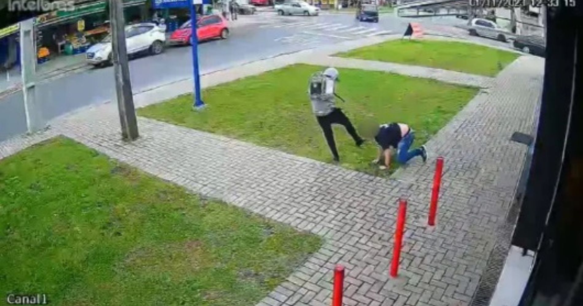 Suspeito chuta cabeça de comerciante, que desmaia, após assalto à loja de celulares no Jardim Paulista
