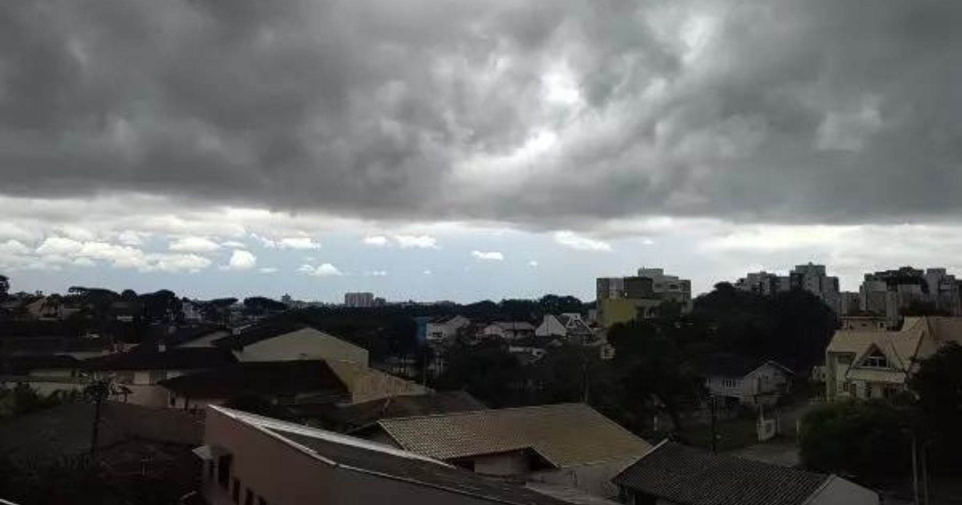 Calor intenso persiste no Paraná, com previsão de chuva em várias cidades para a segunda-feira (18)