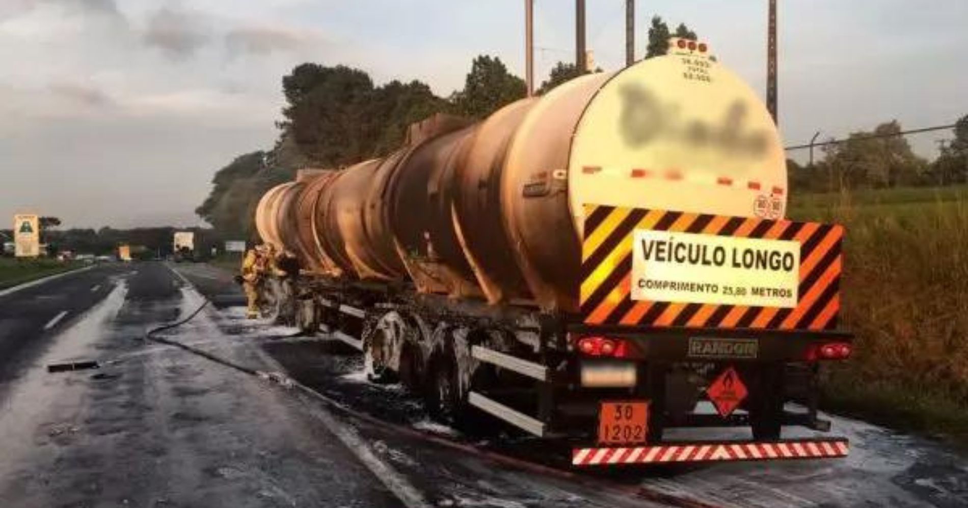 Caminhão-tanque incendeia e interdita BR-277 entre Curitiba e Campo Largo