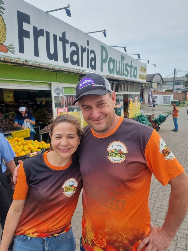 Donos Da Frutaria Paulista Vêem Negócio “Bombar” Na Região Casal Marciana Batista Dos Santos E Gelson Zangareth Donos Da Frutaria Paulista Vêem Negócio “Bombar” Na Região
