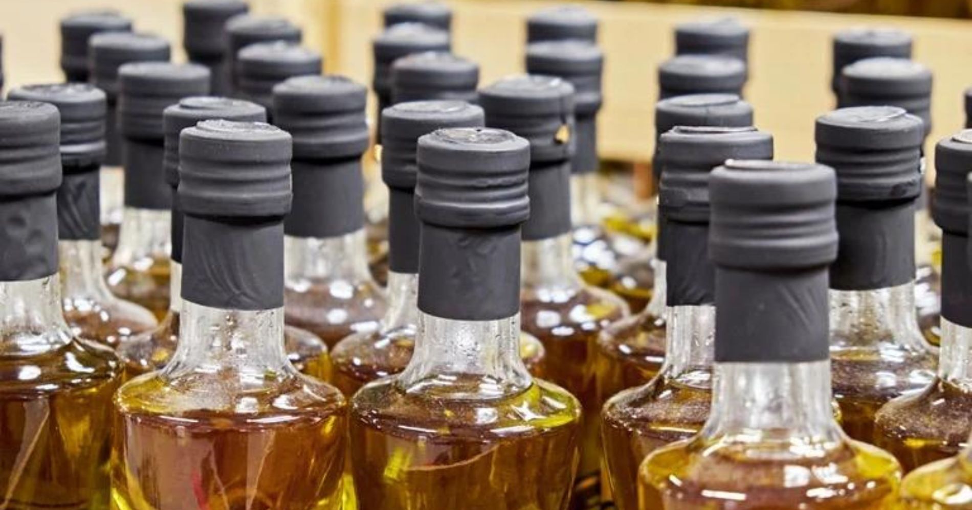 Nove mil garrafas de azeite com óleo de soja são apreendidas em supermercado do Litoral do Paraná; fraude detectada por análise da UFPR