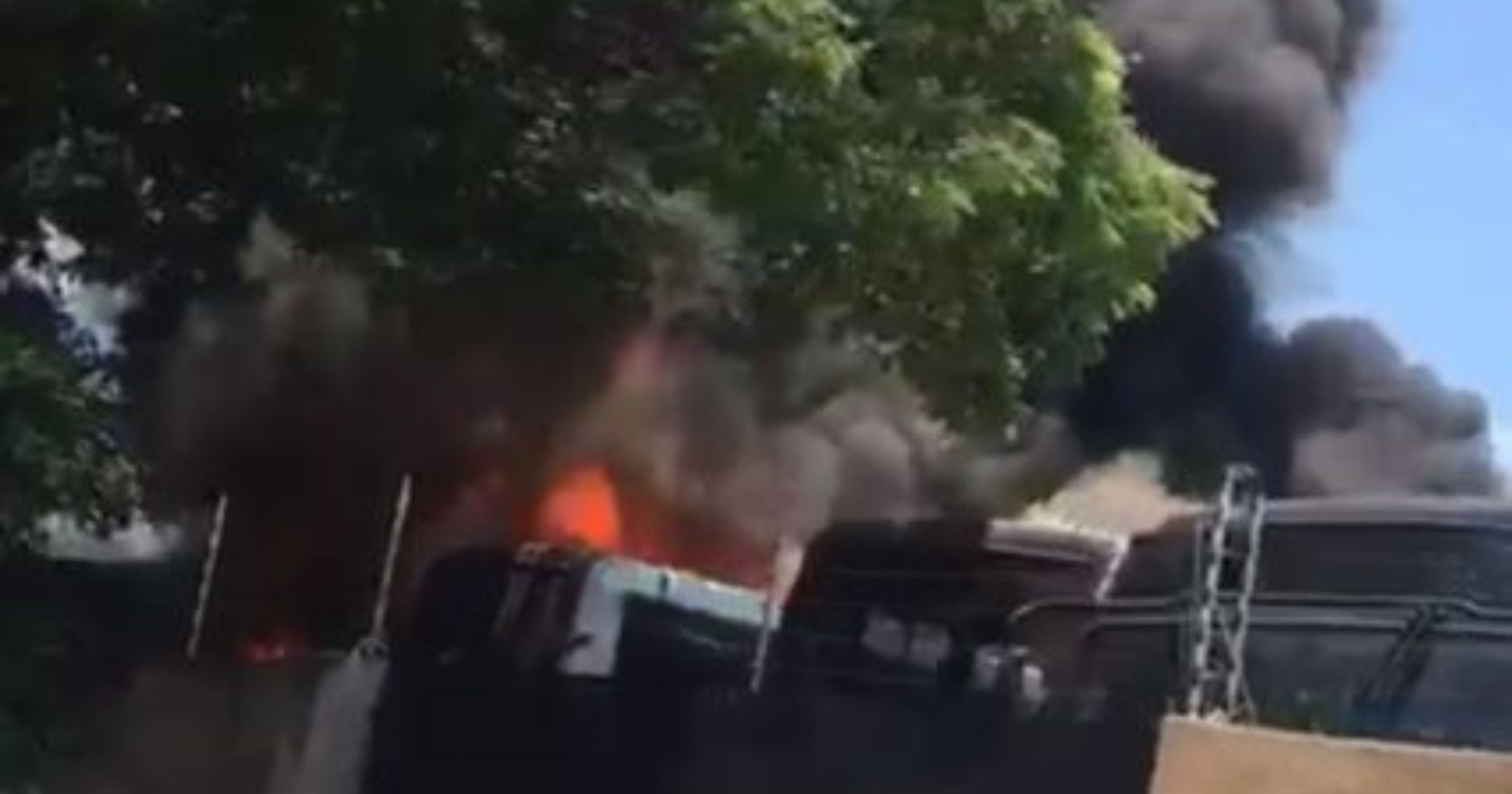 Ônibus do transporte coletivo são destruídos em incêndio no Paraná; confira o vídeo