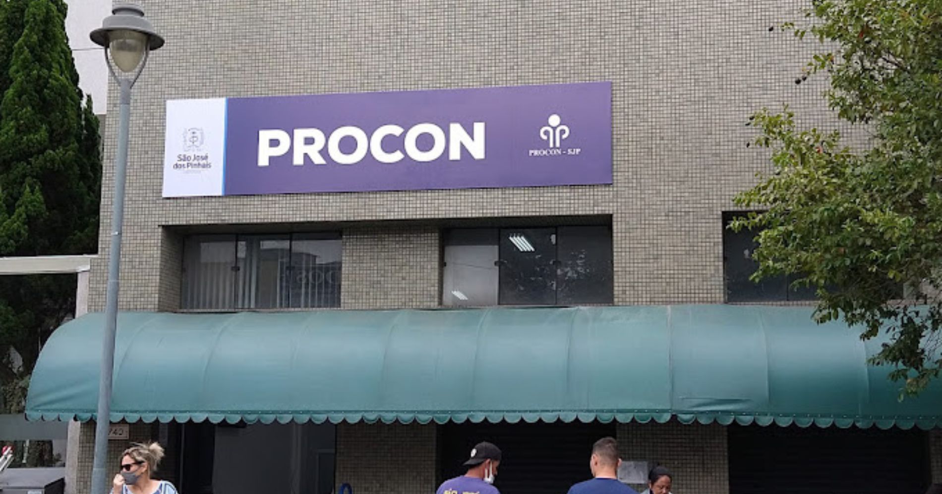 Procon-SJP notifica Copel e empresas de telecomunicações por abandono de cabos em vias públicas