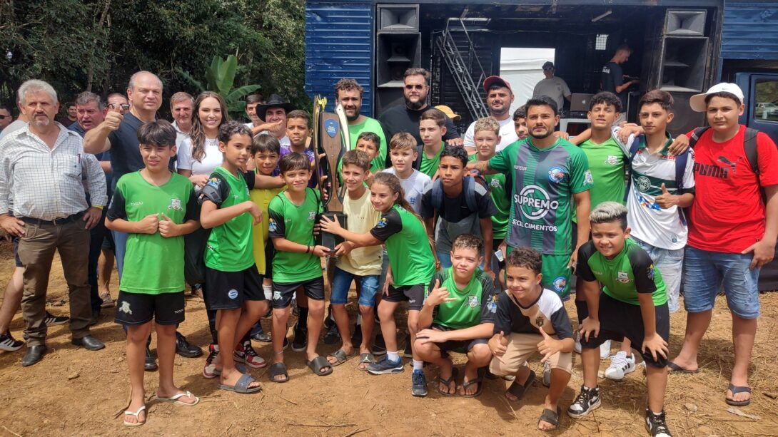 Tunas Do Paraná Inaugura Estádio Aroldo Krasota Com Participação E Discursos De Lideranças Locais E Estaduais Houve A Entrega De Trofeus Aos Times Destaques Nas Competicoes Tunas Do Paraná Inaugura Estádio Aroldo Krasota Com Participação E Discursos De Lideranças Locais E Estaduais