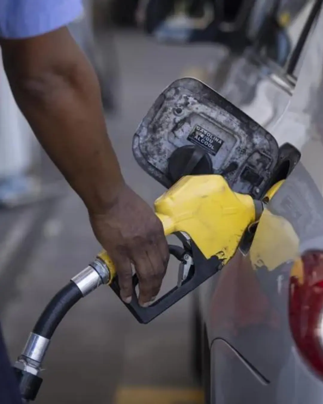 Imagem de destaque - Defasagem da gasolina atinge 18% em contexto de disputa pelo comando da Petrobras