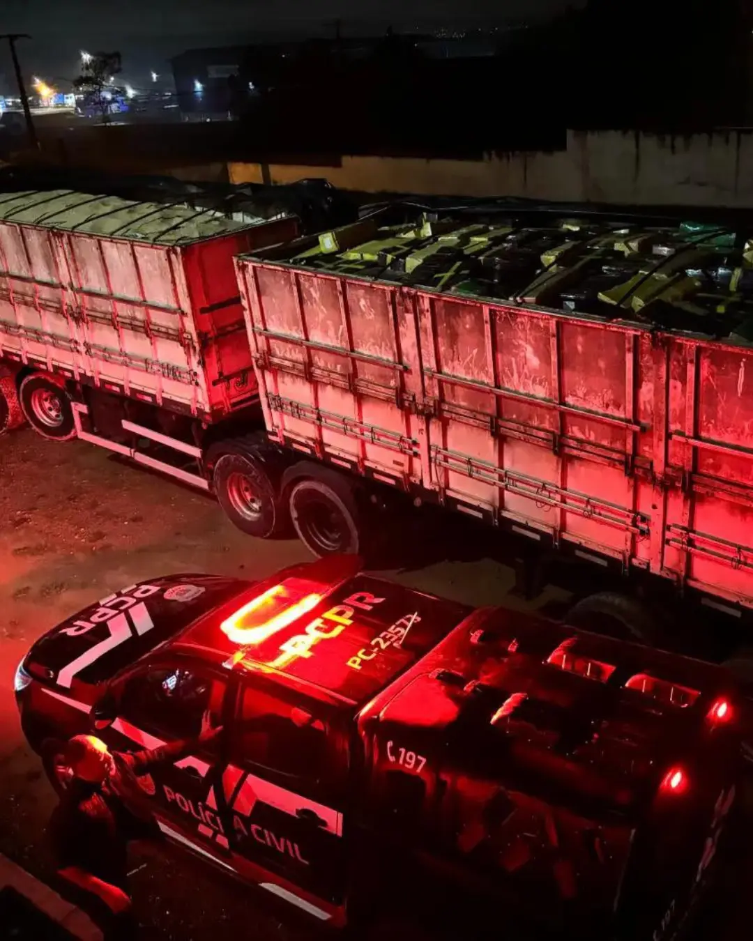 Imagem de destaque - Motorista de caminhão abordado ao entrar em barracão; polícia descobre 2 toneladas de maconha