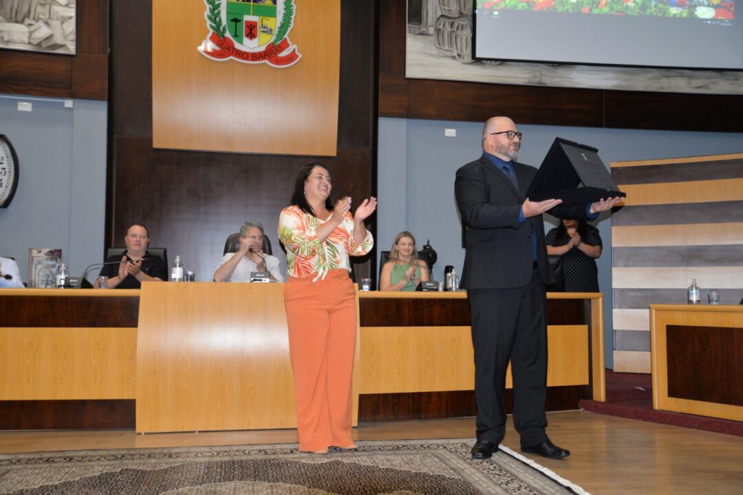 José Carlos Malko É Homenageado Com Título De Cidadão Honorário De Quatro Barras O Titulo Foi Proposto Pela Vereadora Lucineia Alves A Lu. Na Foto A Legisladora Entregando A Homenagem A Malko José Carlos Malko É Homenageado Com Título De Cidadão Honorário De Quatro Barras