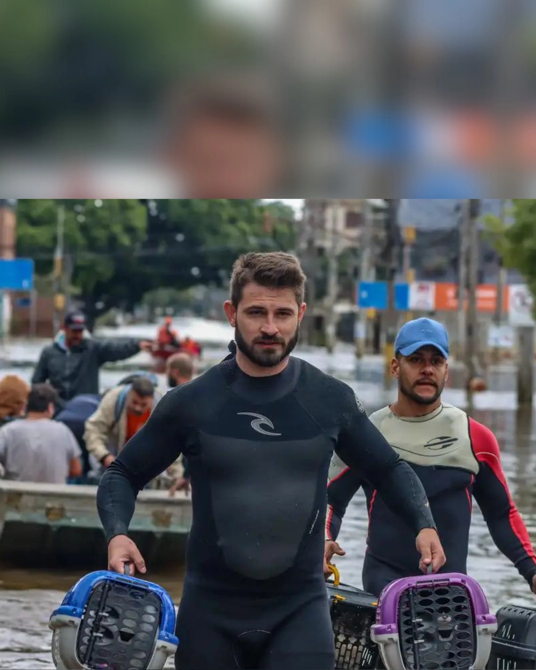 Imagem de destaque - Voluntários seguem ativos nos resgates em áreas alagadas de Porto Alegre