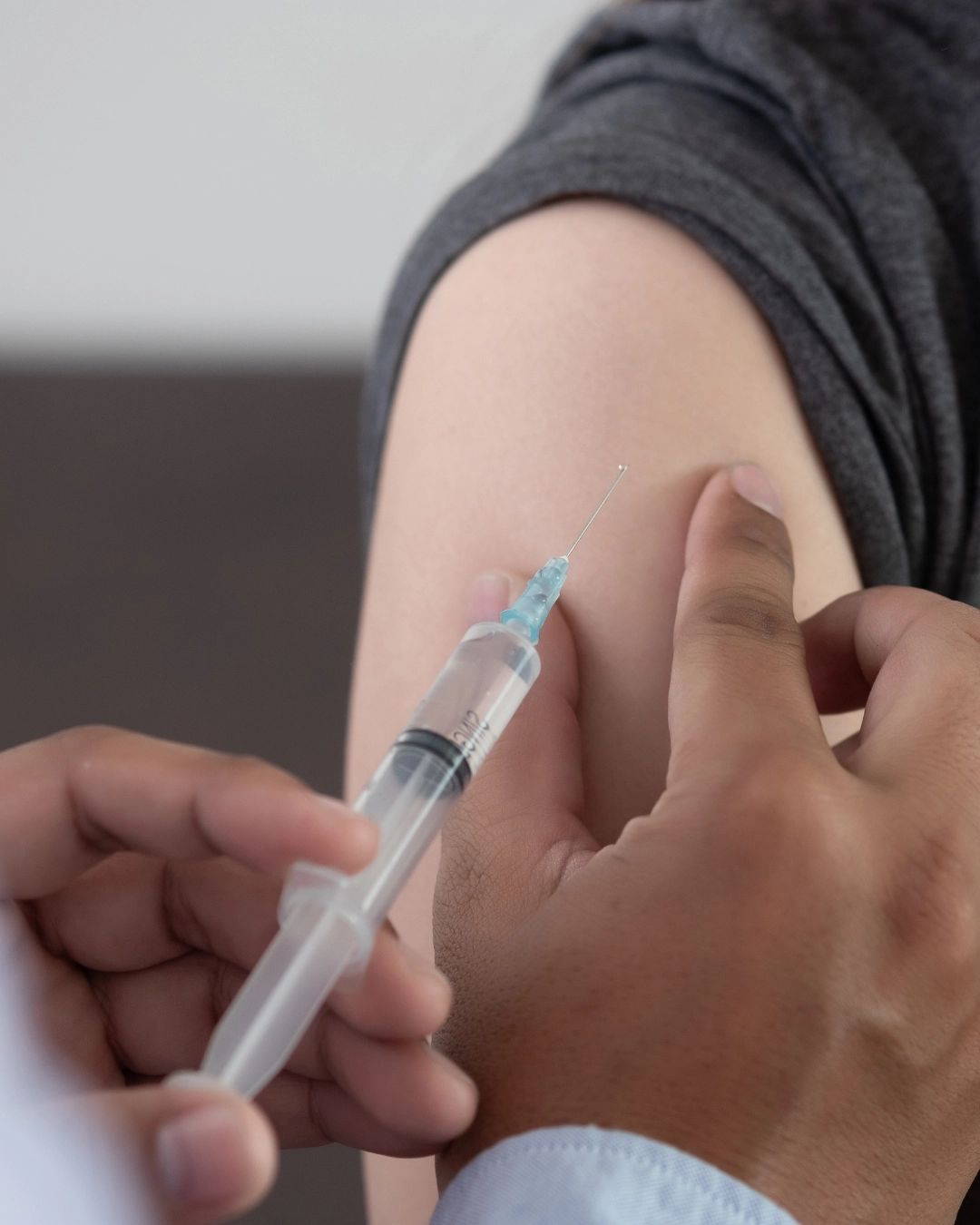 Imagem de destaque - Aplicação da vacina anticovid para público prioritário retorna em dez unidades de saúde de Curitiba