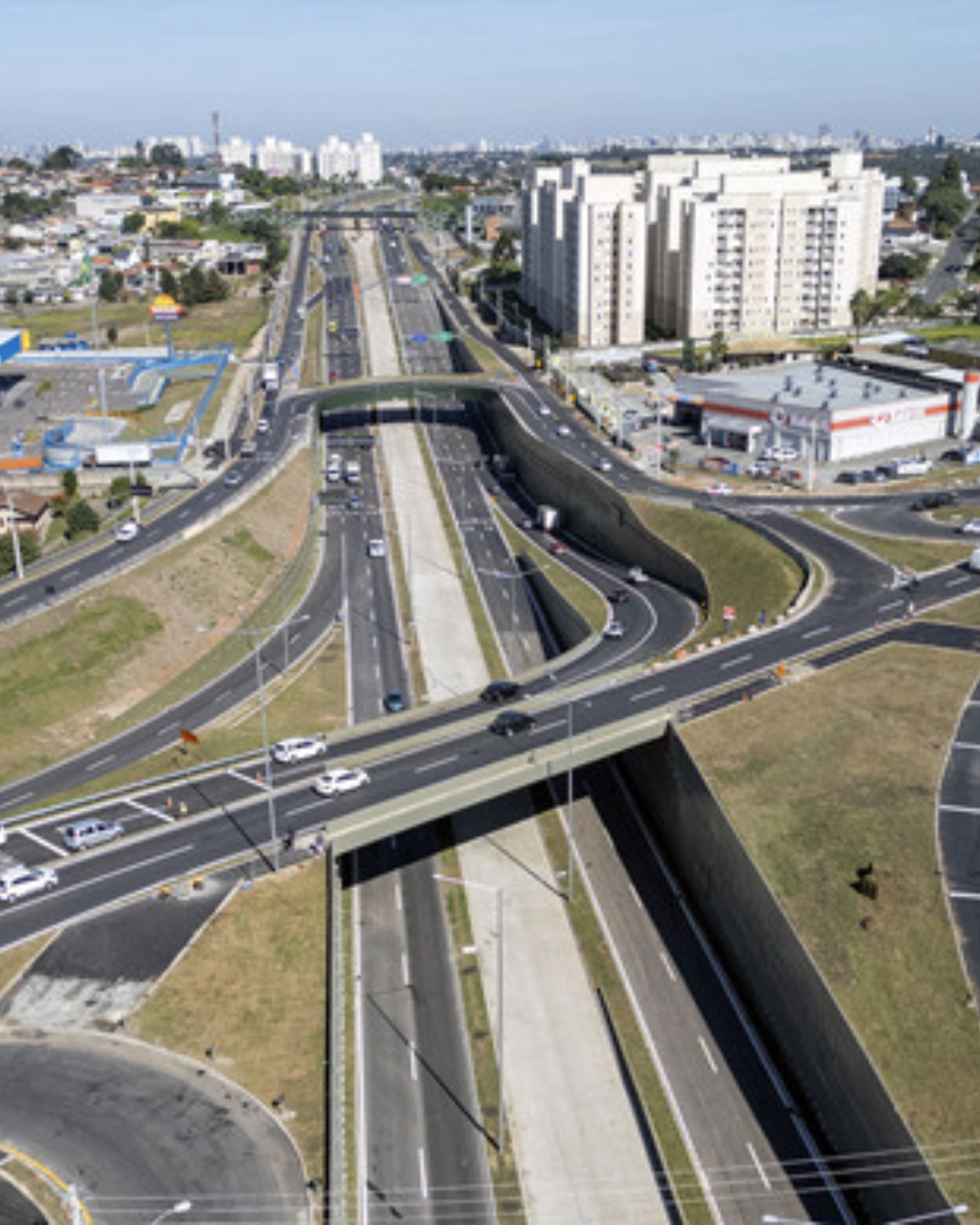 Imagem de destaque - Motoristas observam Linha Verde sem trânsito congestionado após liberação das pistas do Lote 4.1 em Curitiba