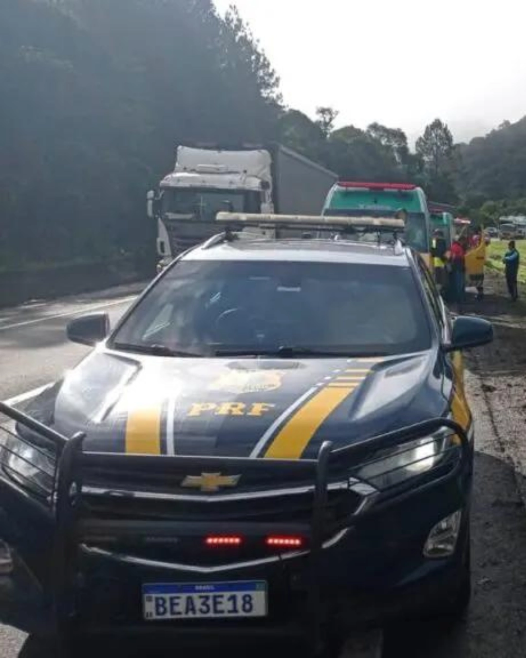 Imagem de destaque - Motorista falece na BR-116 após colidir com caminhão acidentado no canteiro desde terça-feira