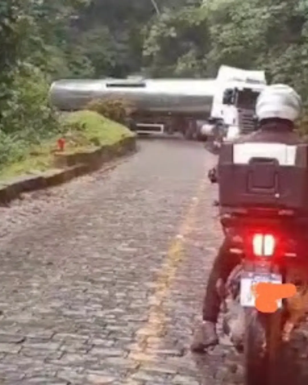 Caminhão-tanque fica preso em curva na descida da Estrada da Graciosa